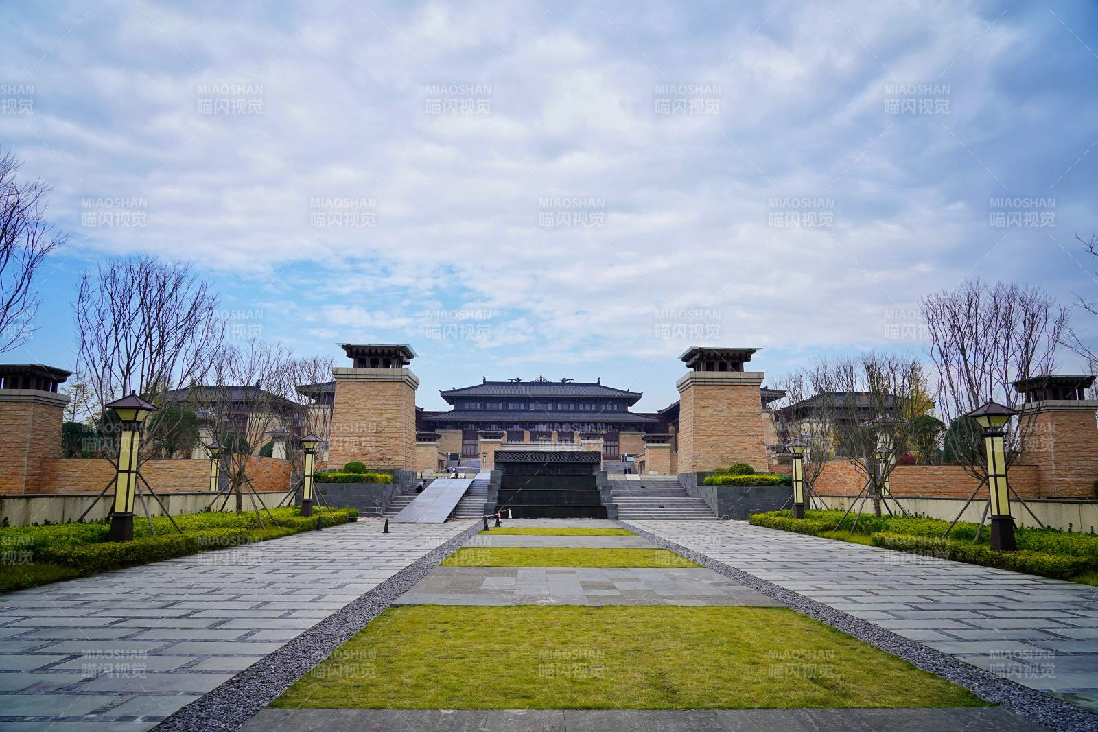 古风建筑群 中轴对称布局图片