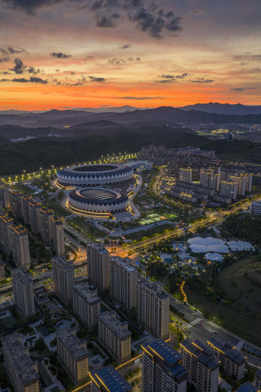 夕阳下的现代城市全景图图片
