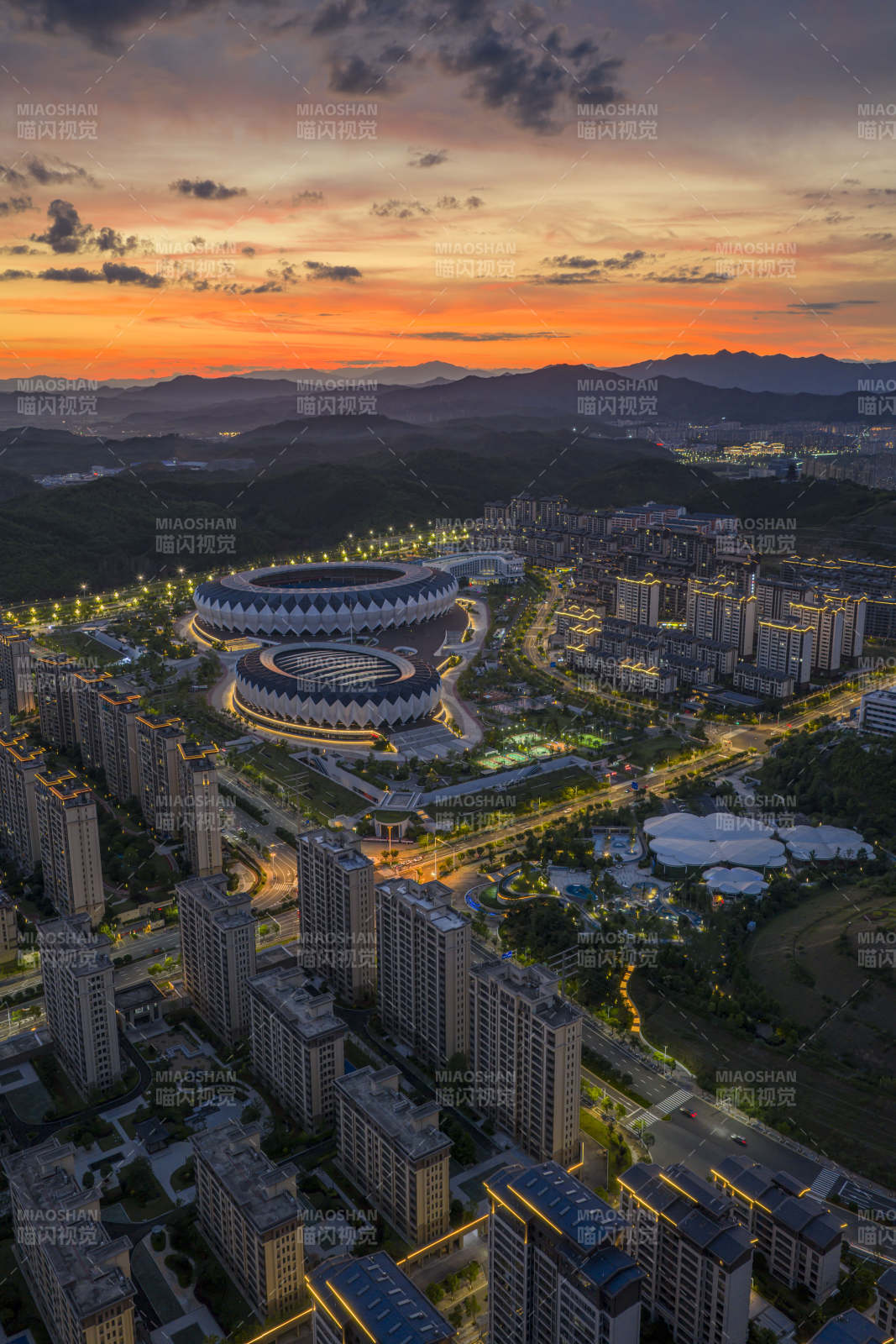 夕阳下的现代城市全景图图片