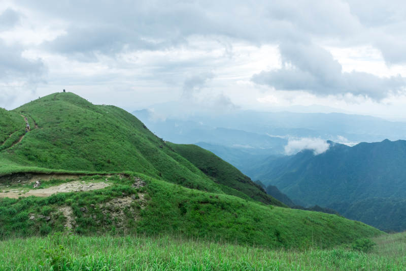青山叠翠 云绕峰峦图片