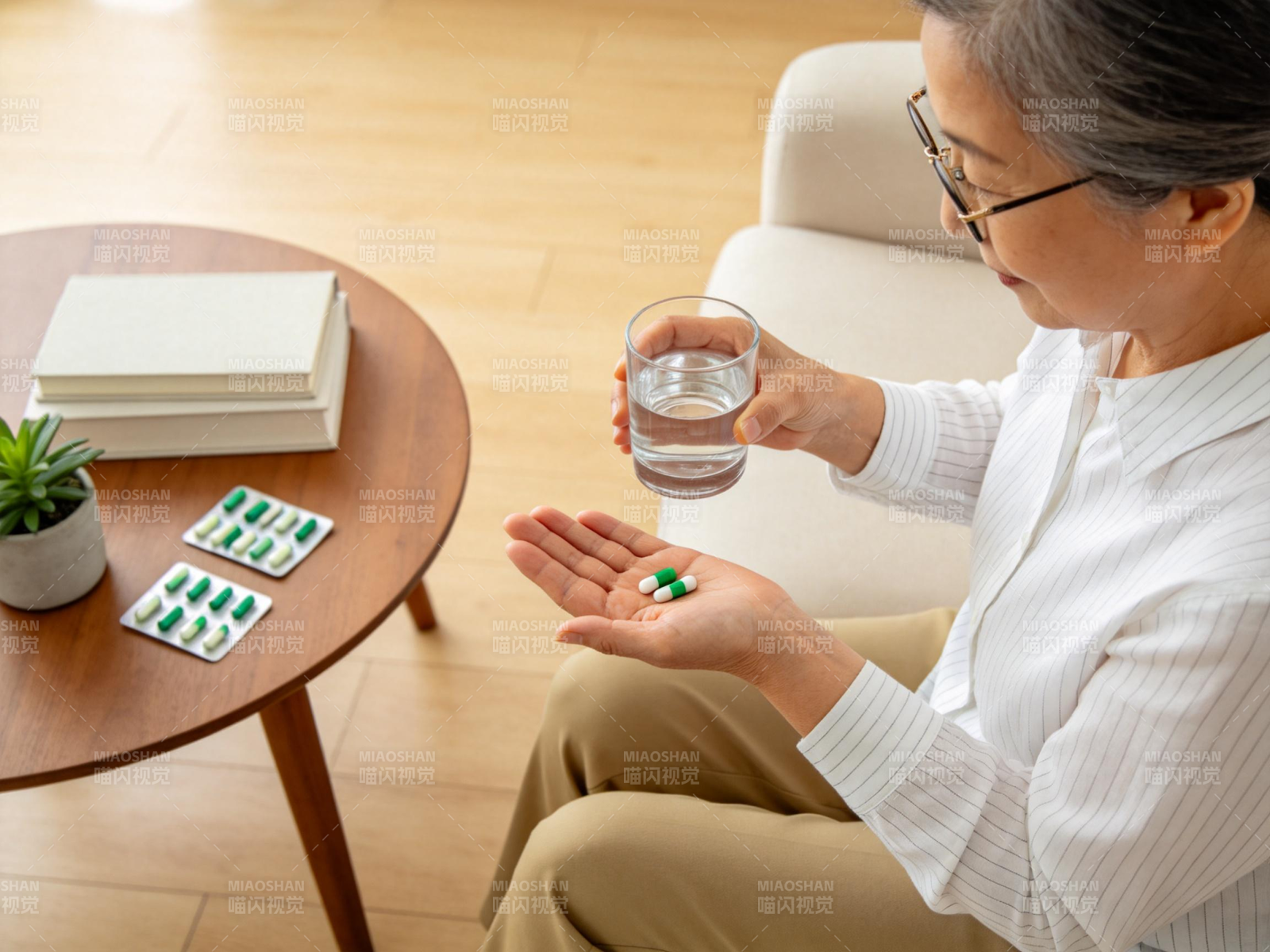 老人服药 健康日常图片