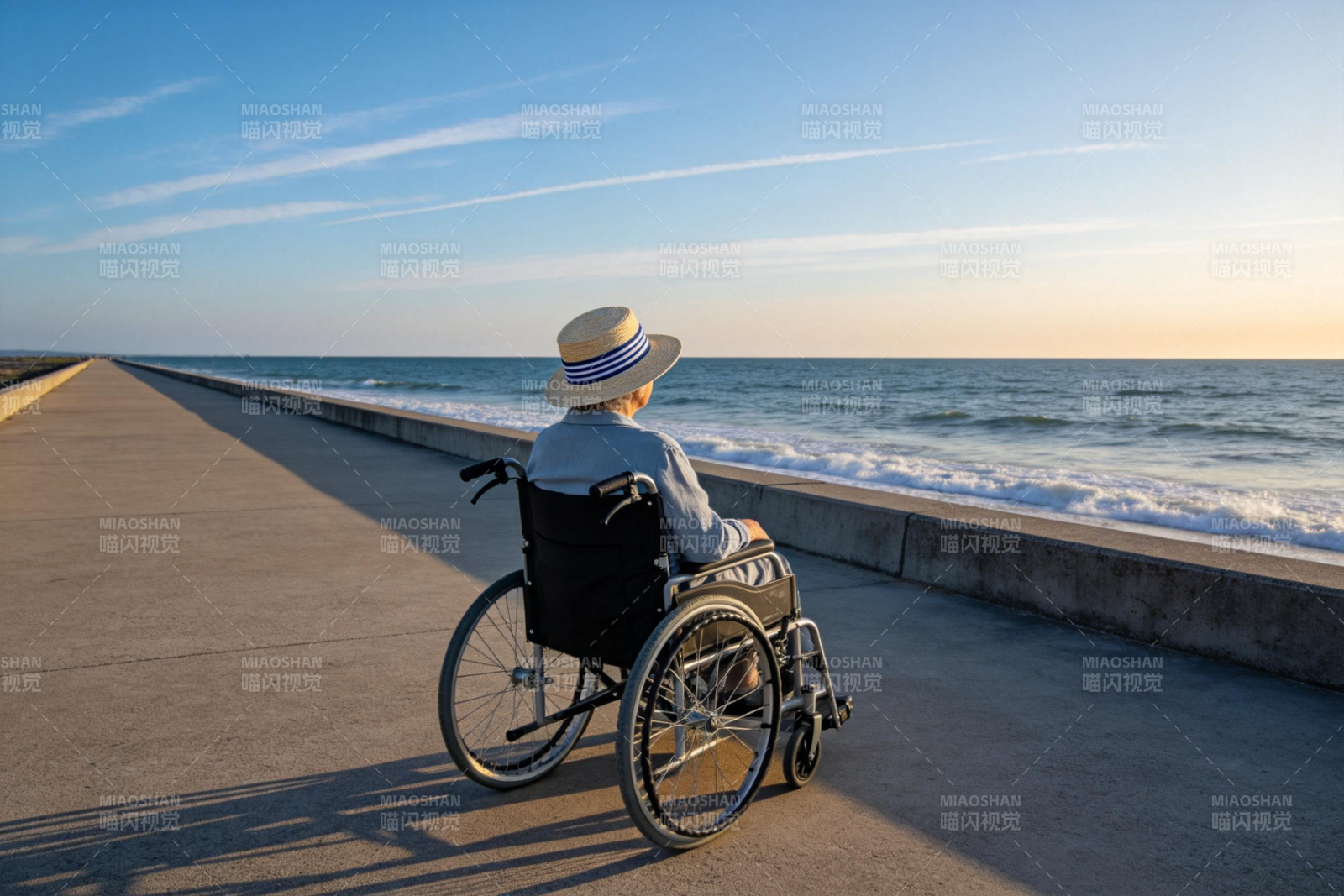 轮椅老人望海 静享夕阳时光图片