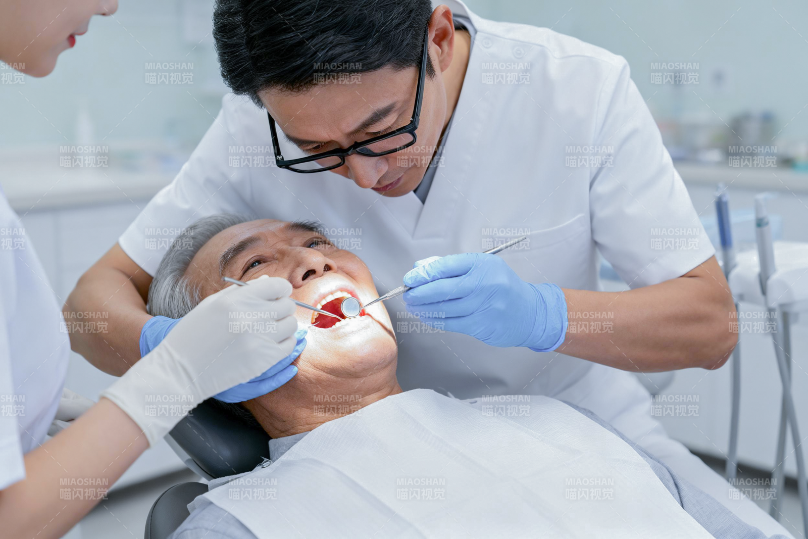 牙医为患者检查牙齿图片