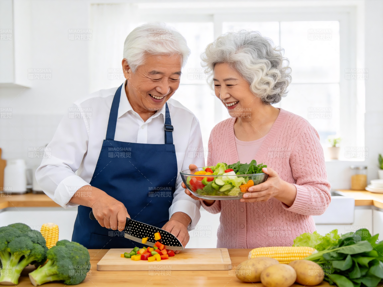 银发夫妻乐享健康厨房时光图片