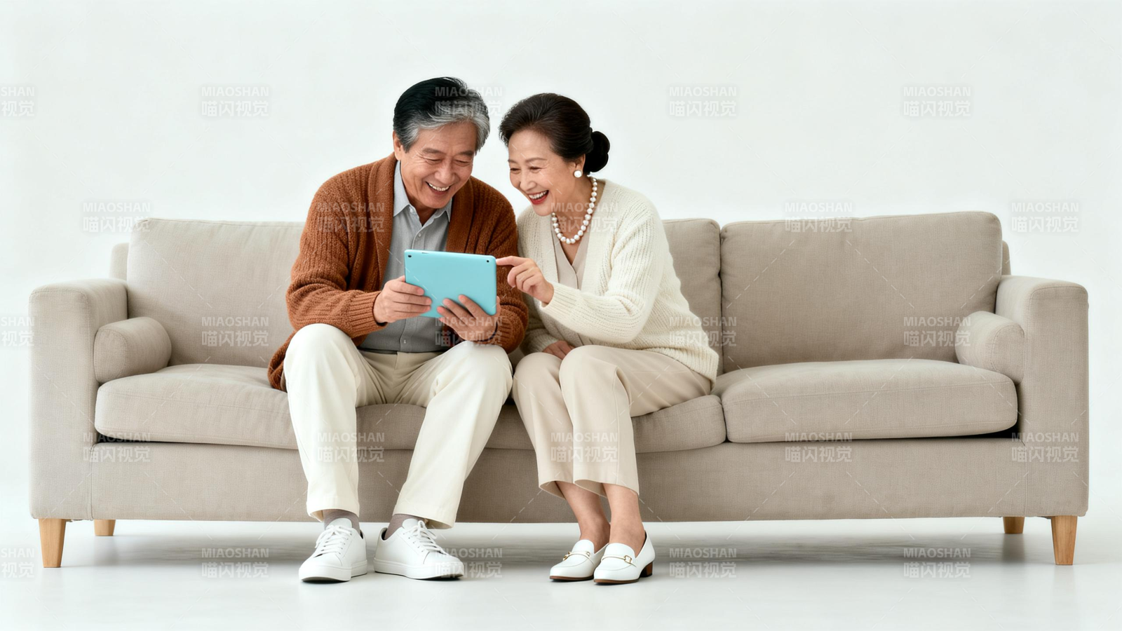 老年夫妇沙发上看平板图片