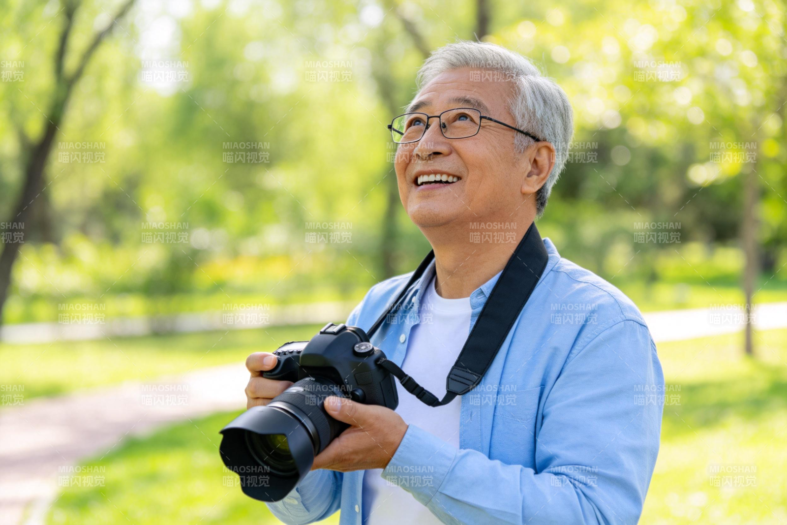 公园里的快乐摄影师图片