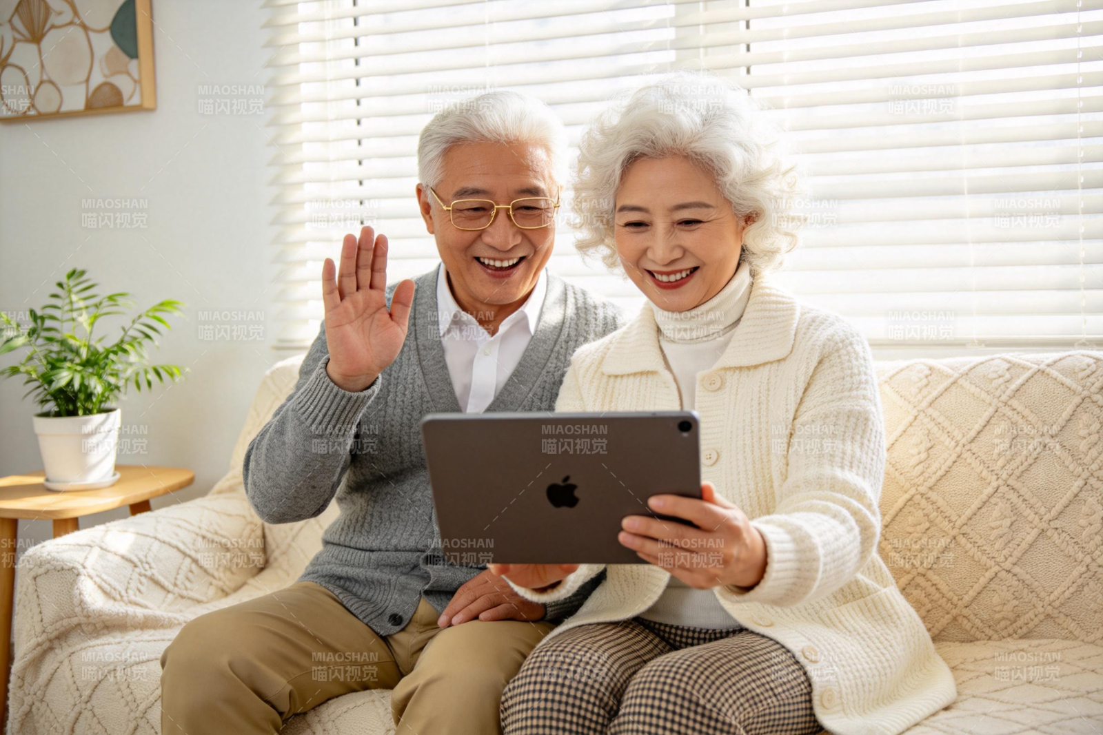 银发夫妻视频通话笑盈盈图片