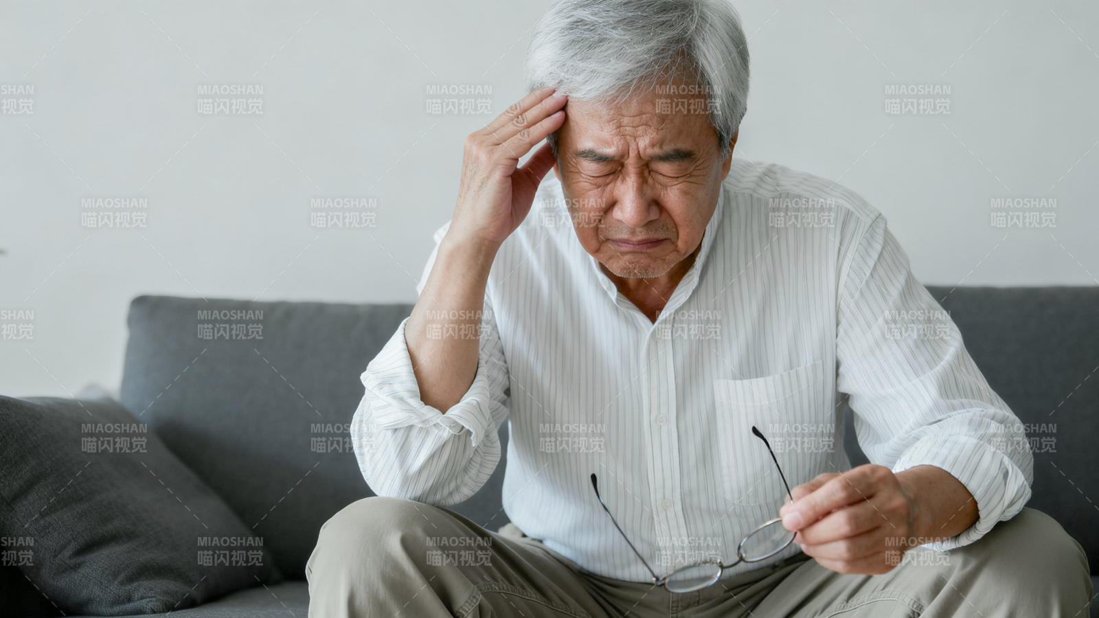 老人头痛扶额 神情疲惫图片