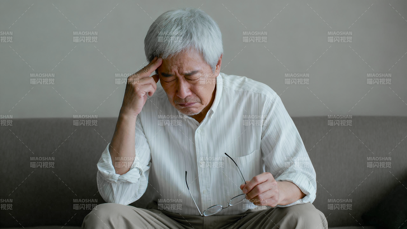 老人头痛 手扶额沉思图片