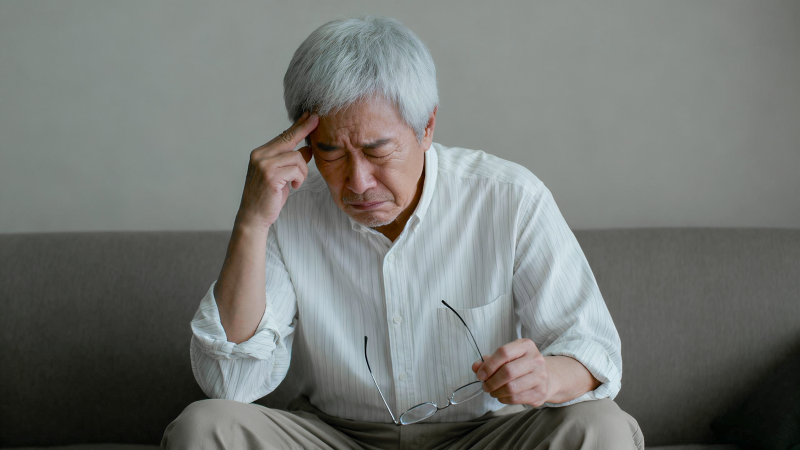 老人头痛 手扶额沉思图片