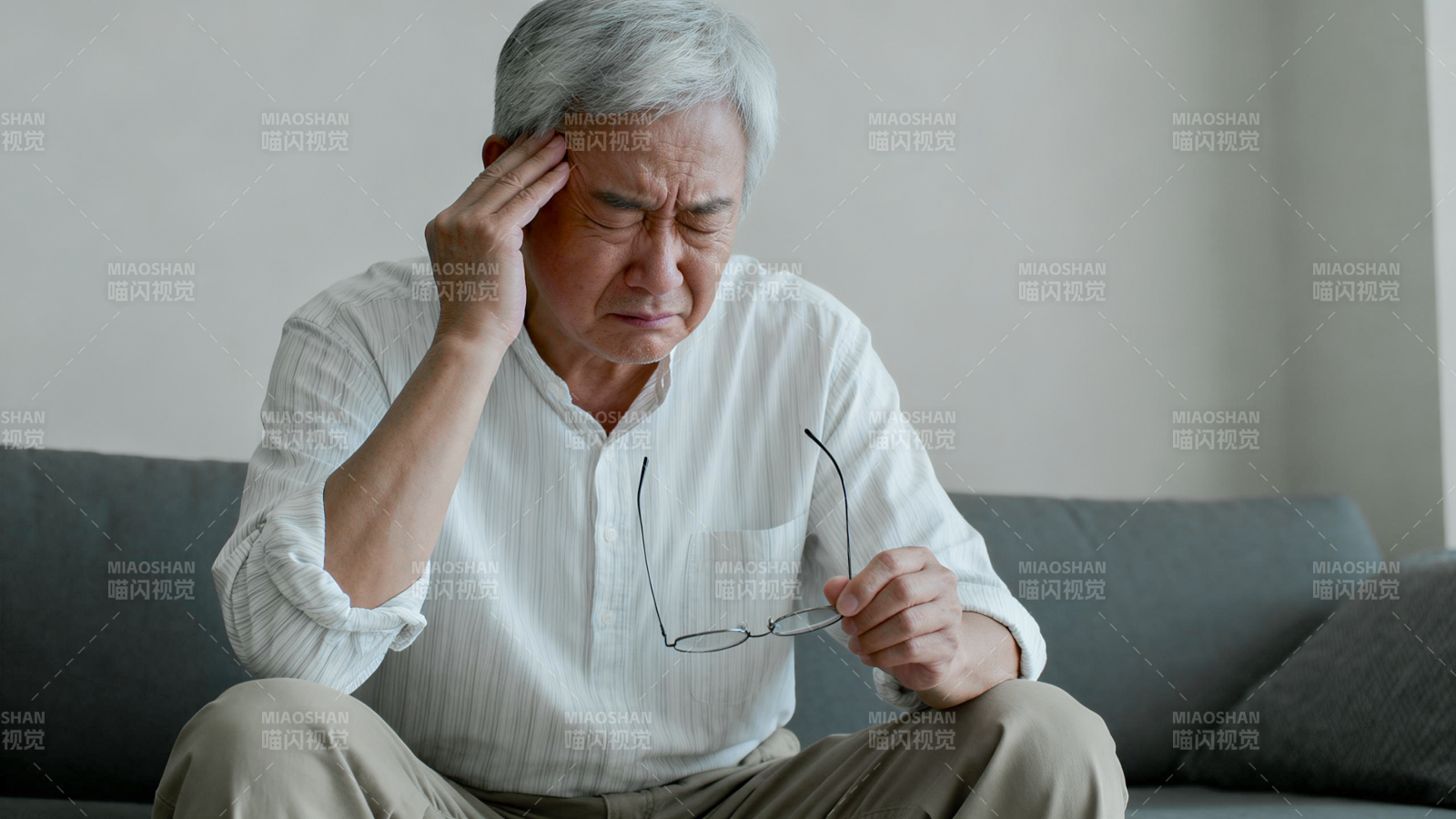 老人头痛揉额 神情疲惫图片