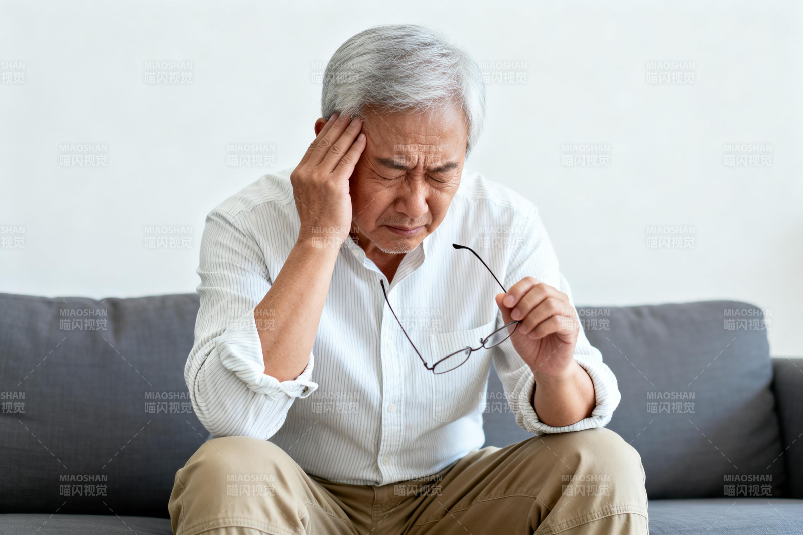 老人头痛扶额 神情痛苦图片
