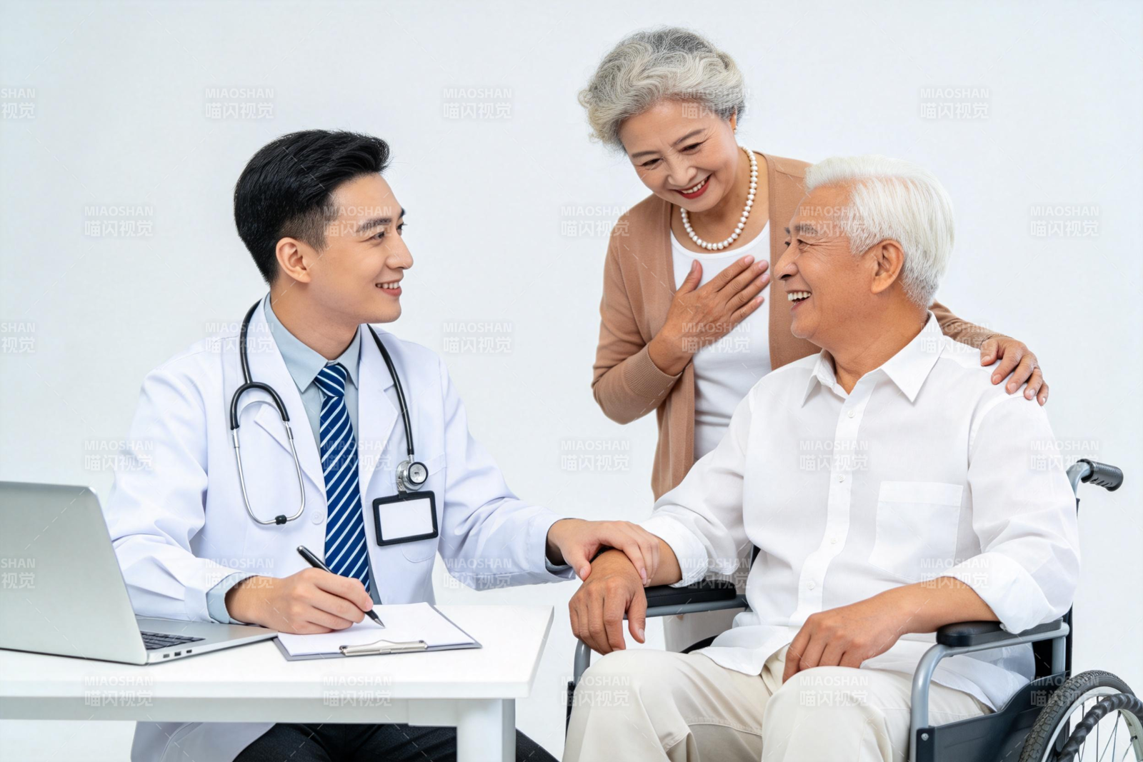 医患温馨交流 关爱老人健康图片
