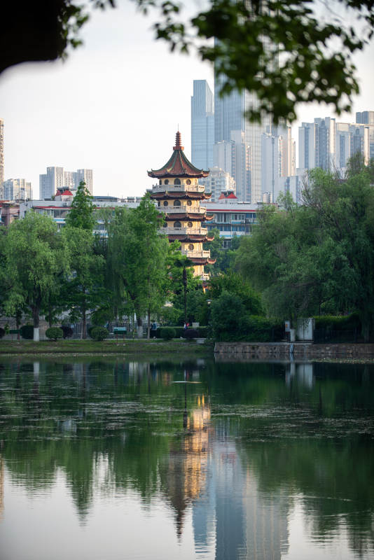 古塔映湖 城景相融图片