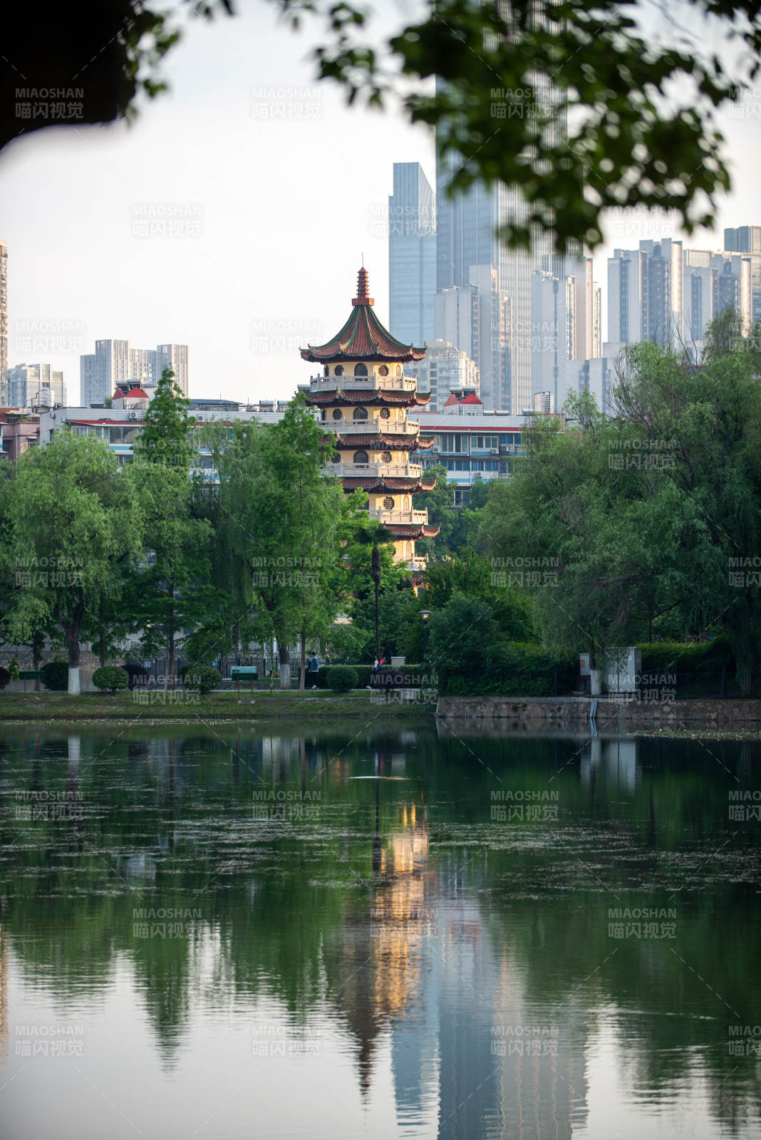 古塔映湖 城景相融图片