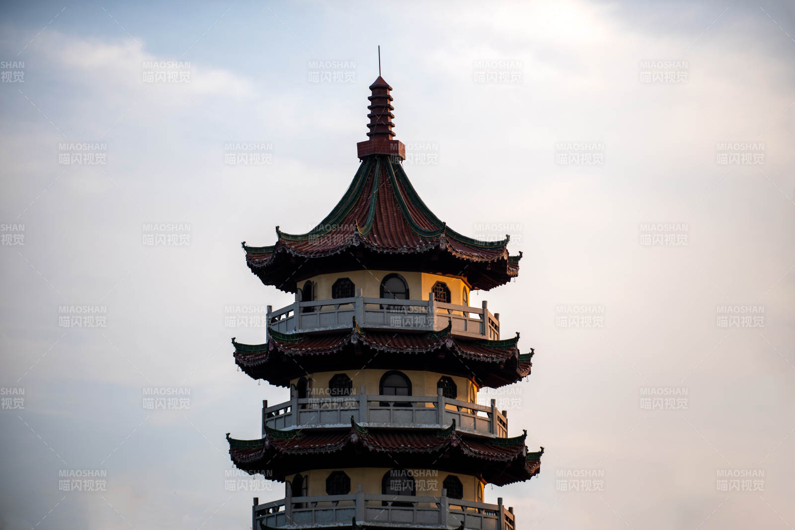 宝岛公园古塔夕照 飞檐翘角映云霞图片