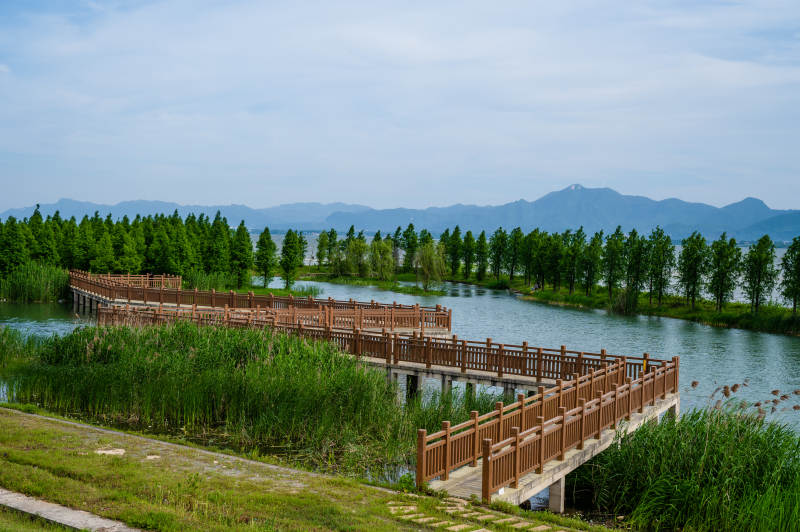 湖上木桥 远山如黛图片