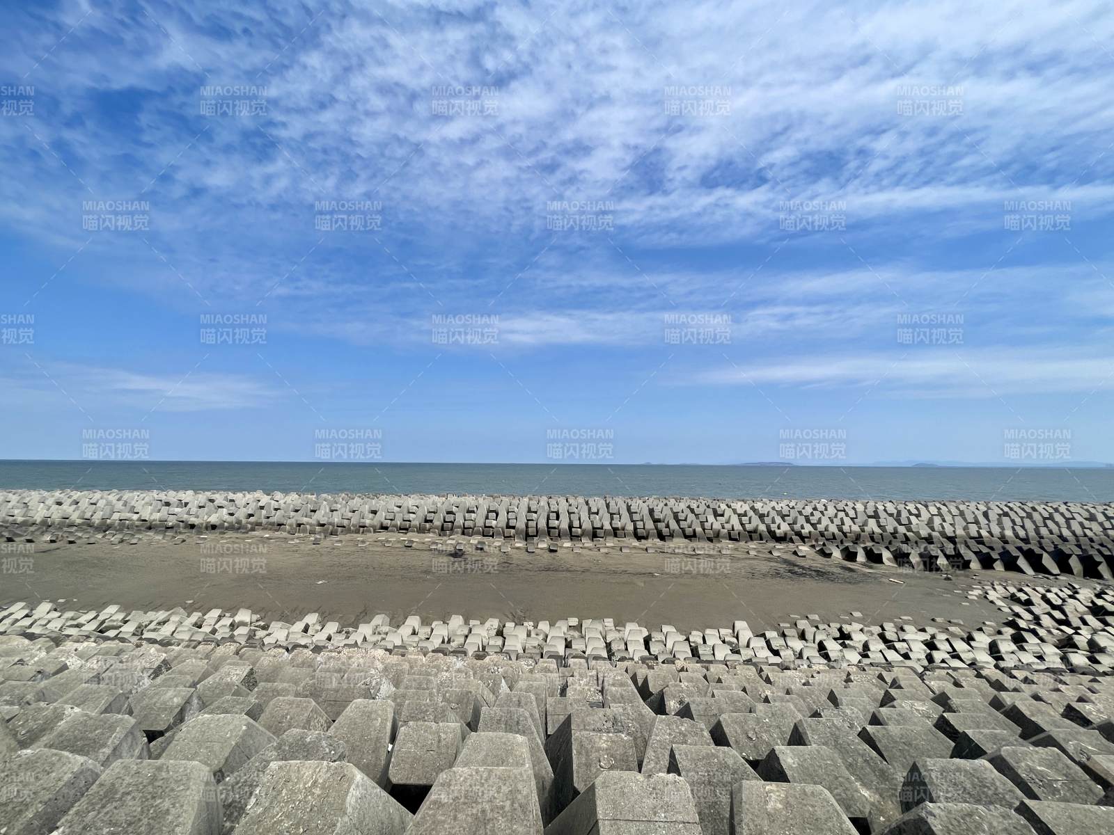 海岸防波堤与蓝天白云图片