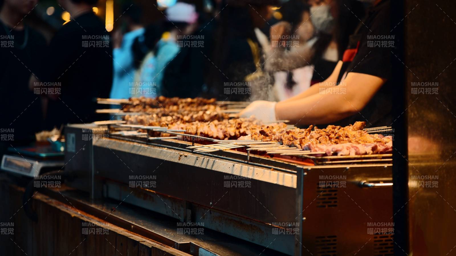 夜市烧烤摊烟火气十足图片