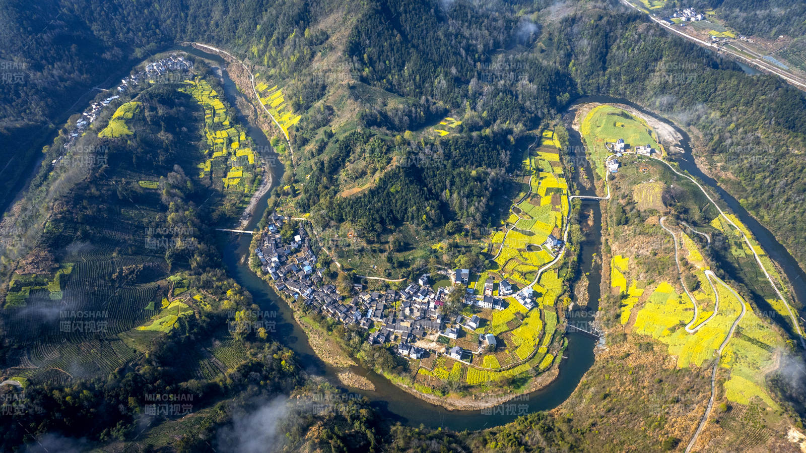山水环绕 村落如画图片