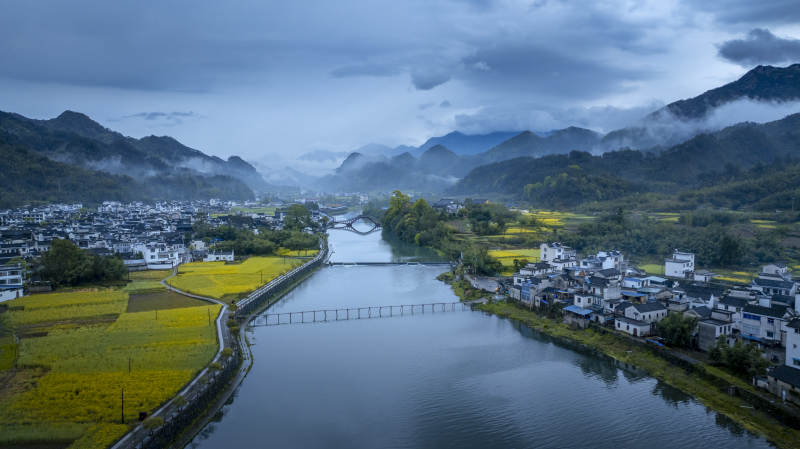 山水古村 油菜花田映江流图片