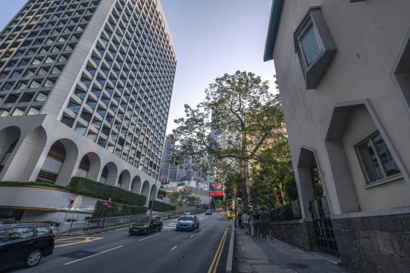 城市街景 高楼与老屋并存图片