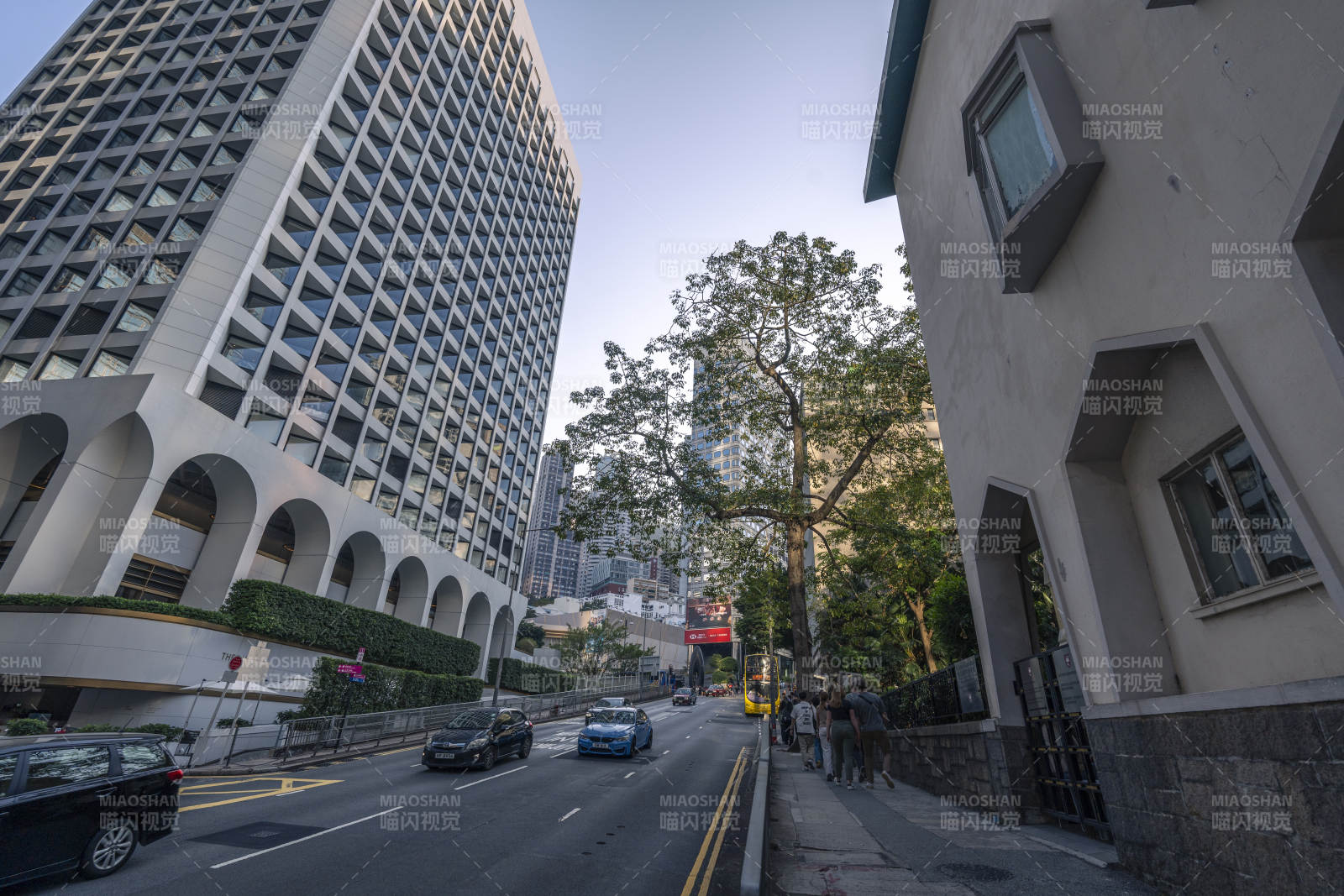 城市街景 高楼与老屋并存图片