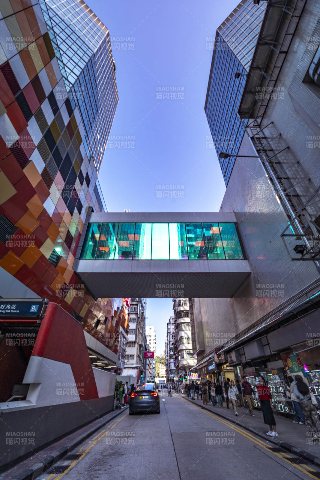 都市天桥下的繁忙街景图片