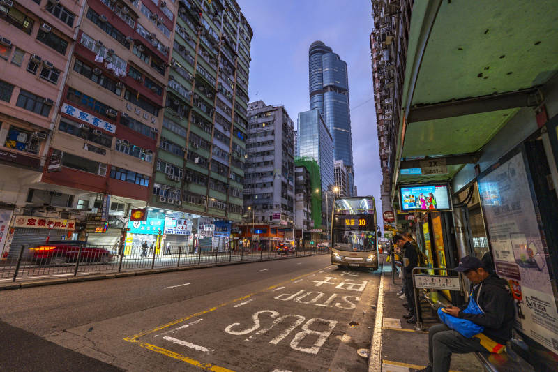 香港街景 巴士站与高楼林立图片