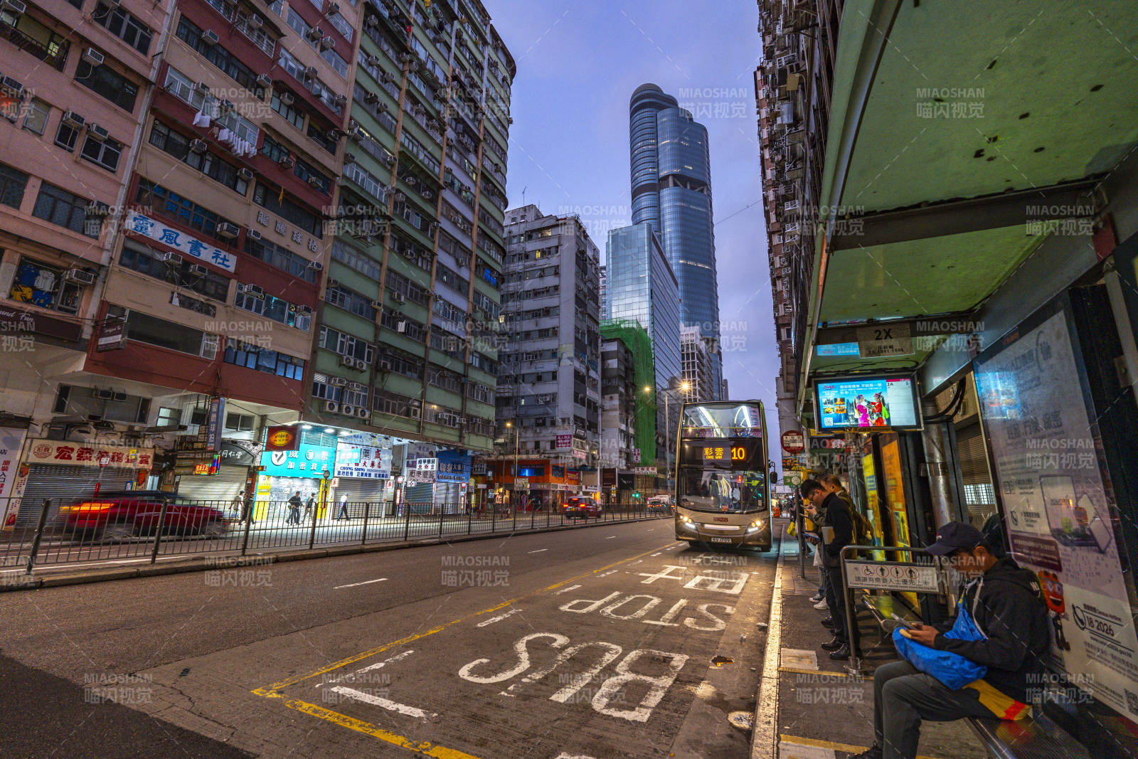 香港街景 巴士站与高楼林立图片