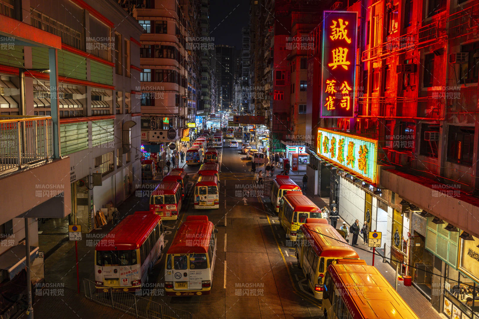 霓虹夜街 巴士列队穿城巷图片