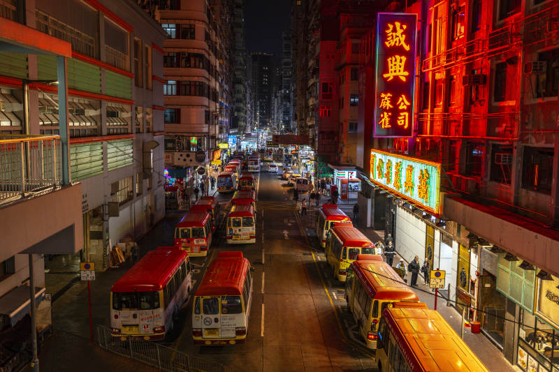 霓虹夜街 巴士列队穿城巷图片