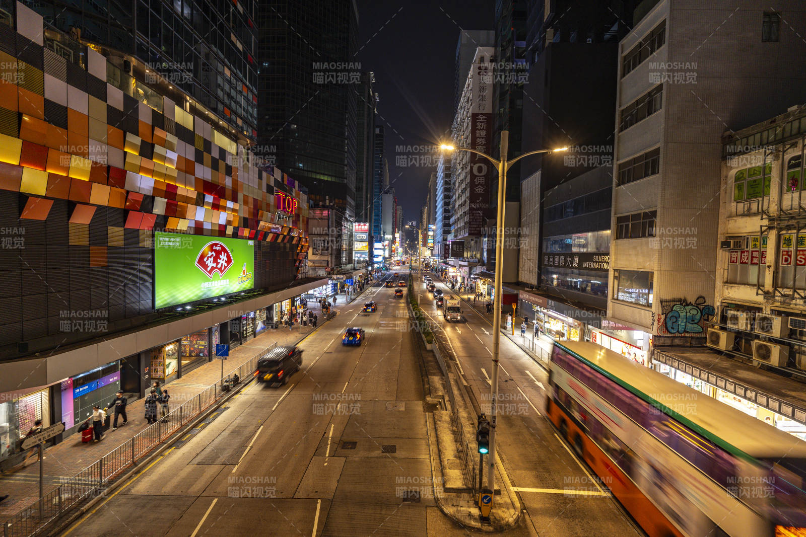 香港夜景 霓虹车流穿梭都市图片