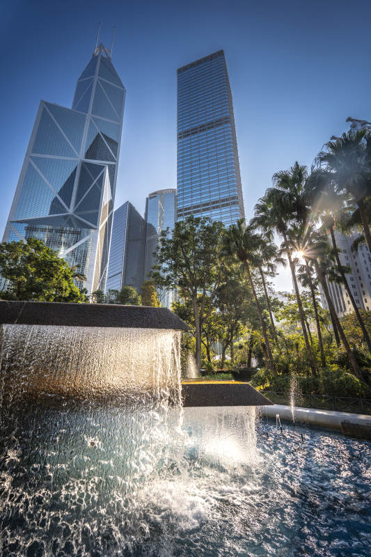 香港摩天楼与喷泉晨光图片