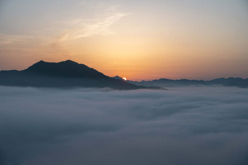云海日出 山峦隐现图片
