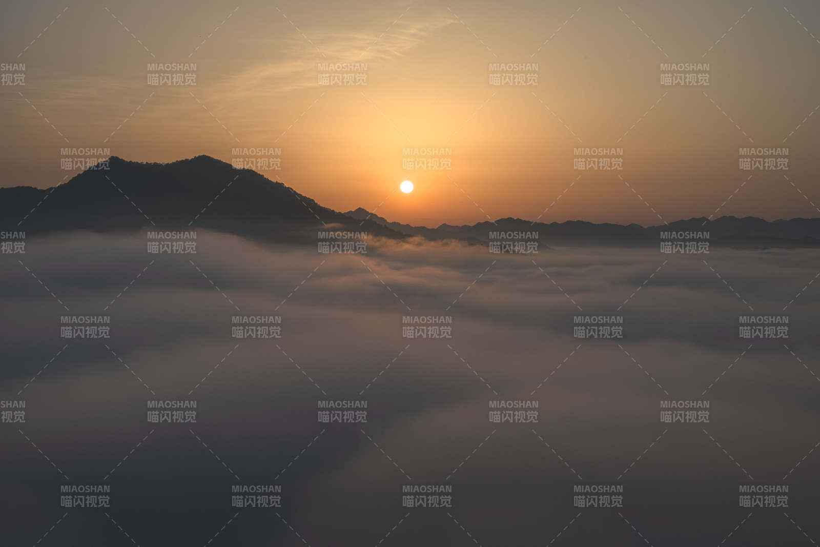 云海日出 山峦隐现图片