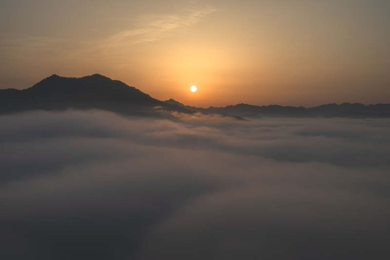 云海日出 山峦隐现图片