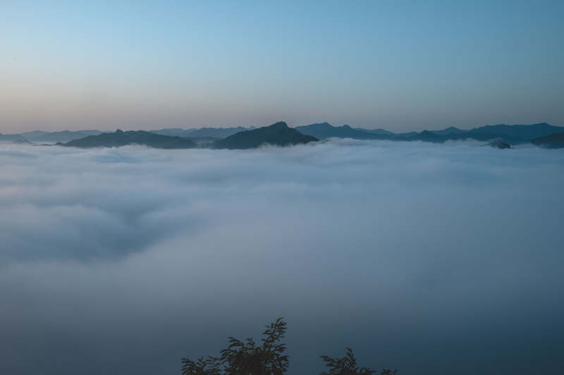 云海缭绕 山峦隐现图片