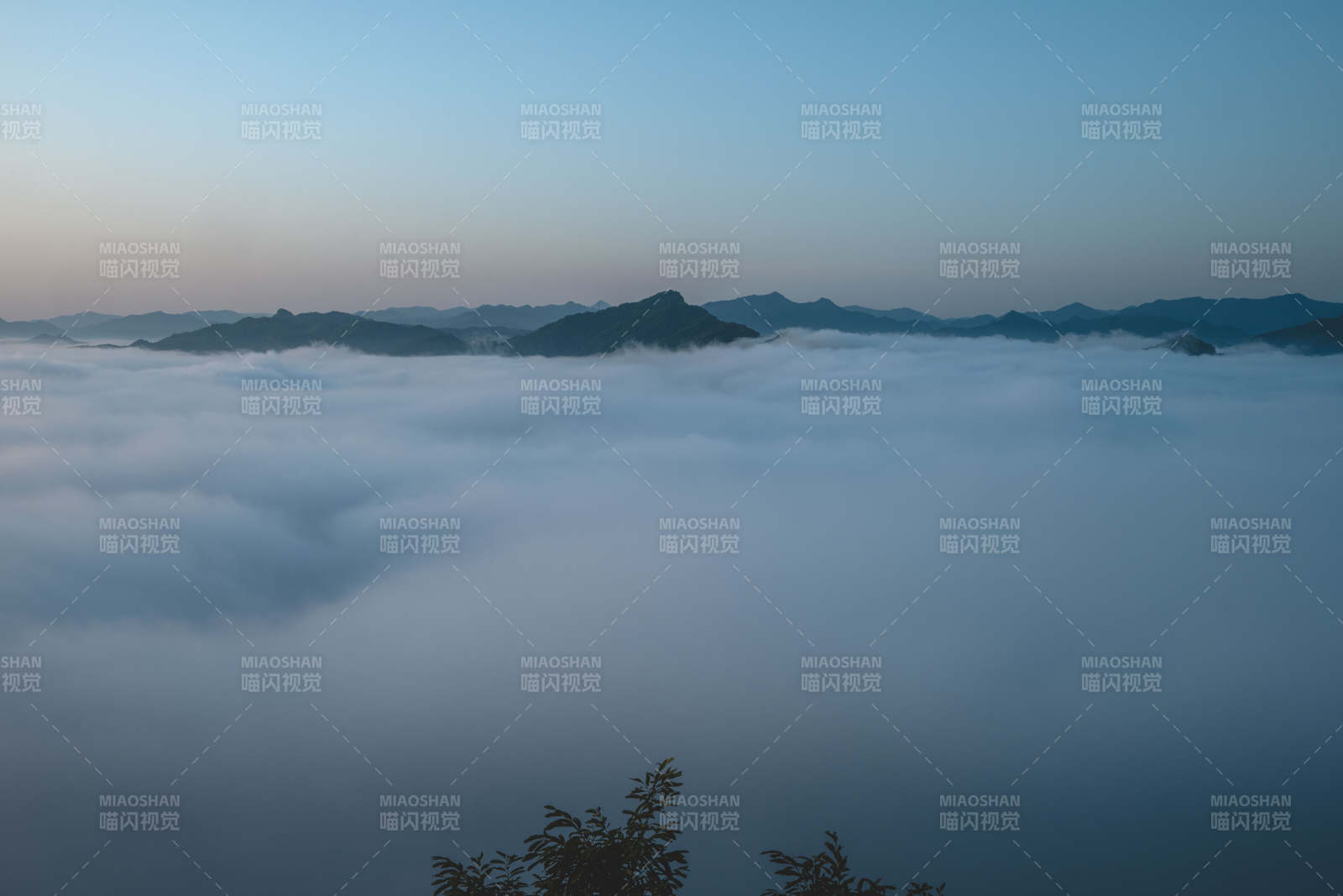 云海缭绕 山峦隐现图片