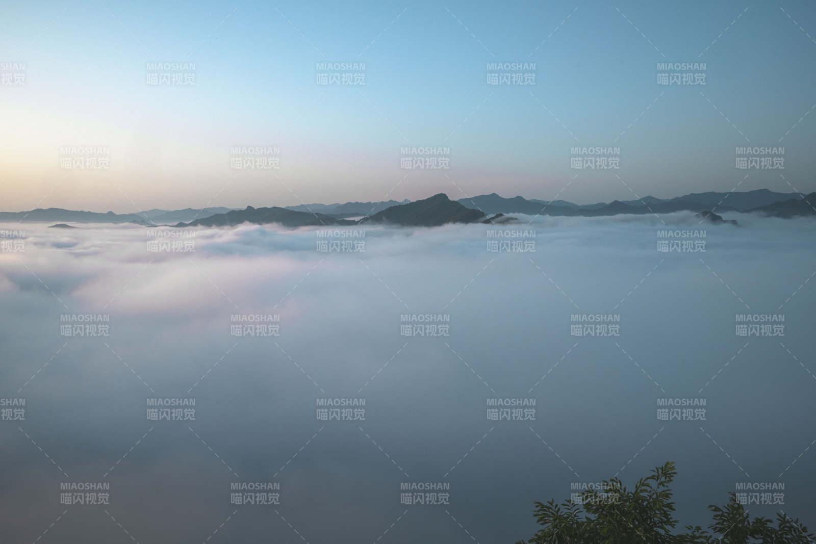云海之上 山峦隐现图片