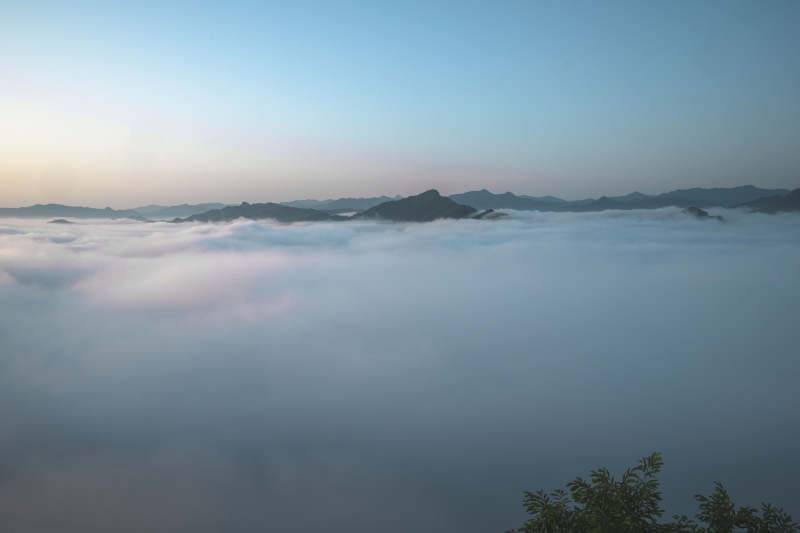 云海之上 山峦隐现图片