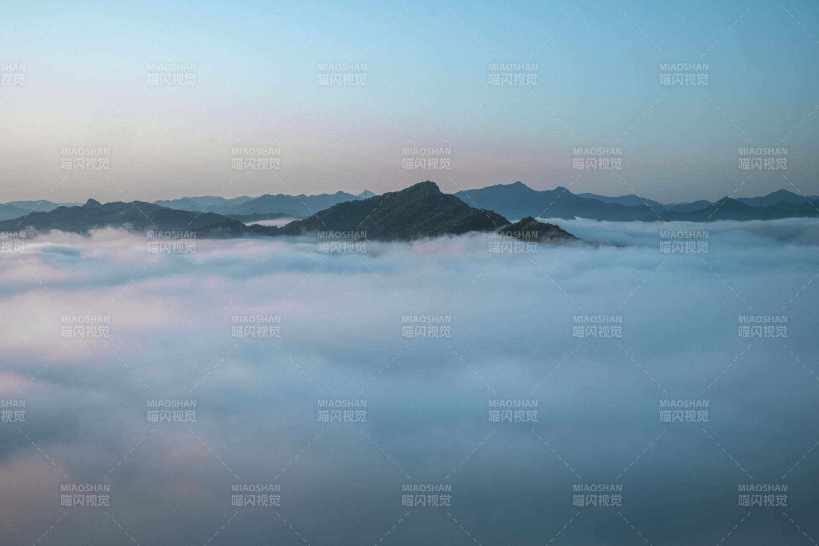 云海之上的山峦剪影图片