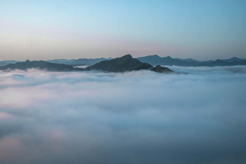 云海之上的山峦剪影图片