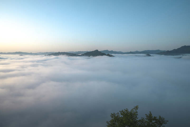 云海缭绕山巅 晨曦微光初现图片