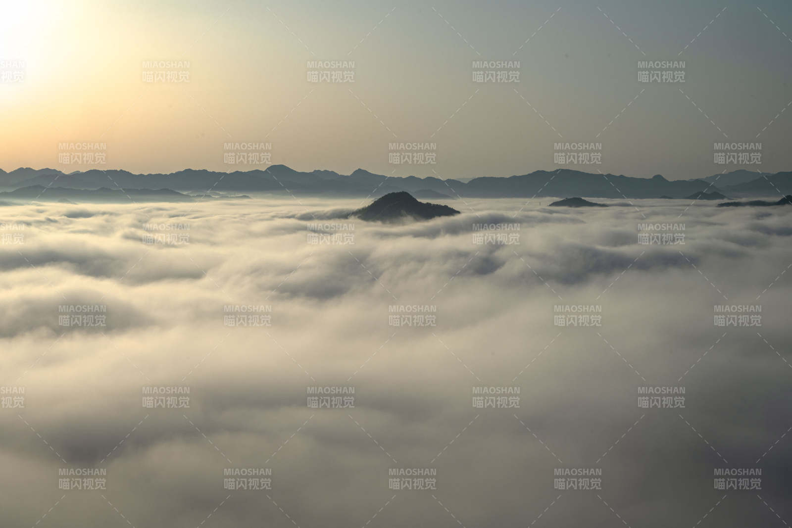云海浮山 晨曦如画图片