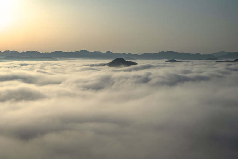 云海浮山 晨曦如画图片