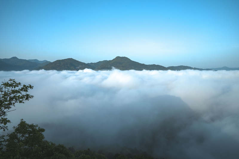 云海缭绕山峦间图片
