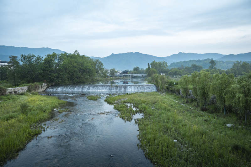 山间溪流 绿野静谧图片
