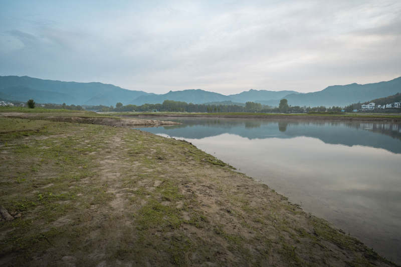 湖岸静景 远山如黛图片