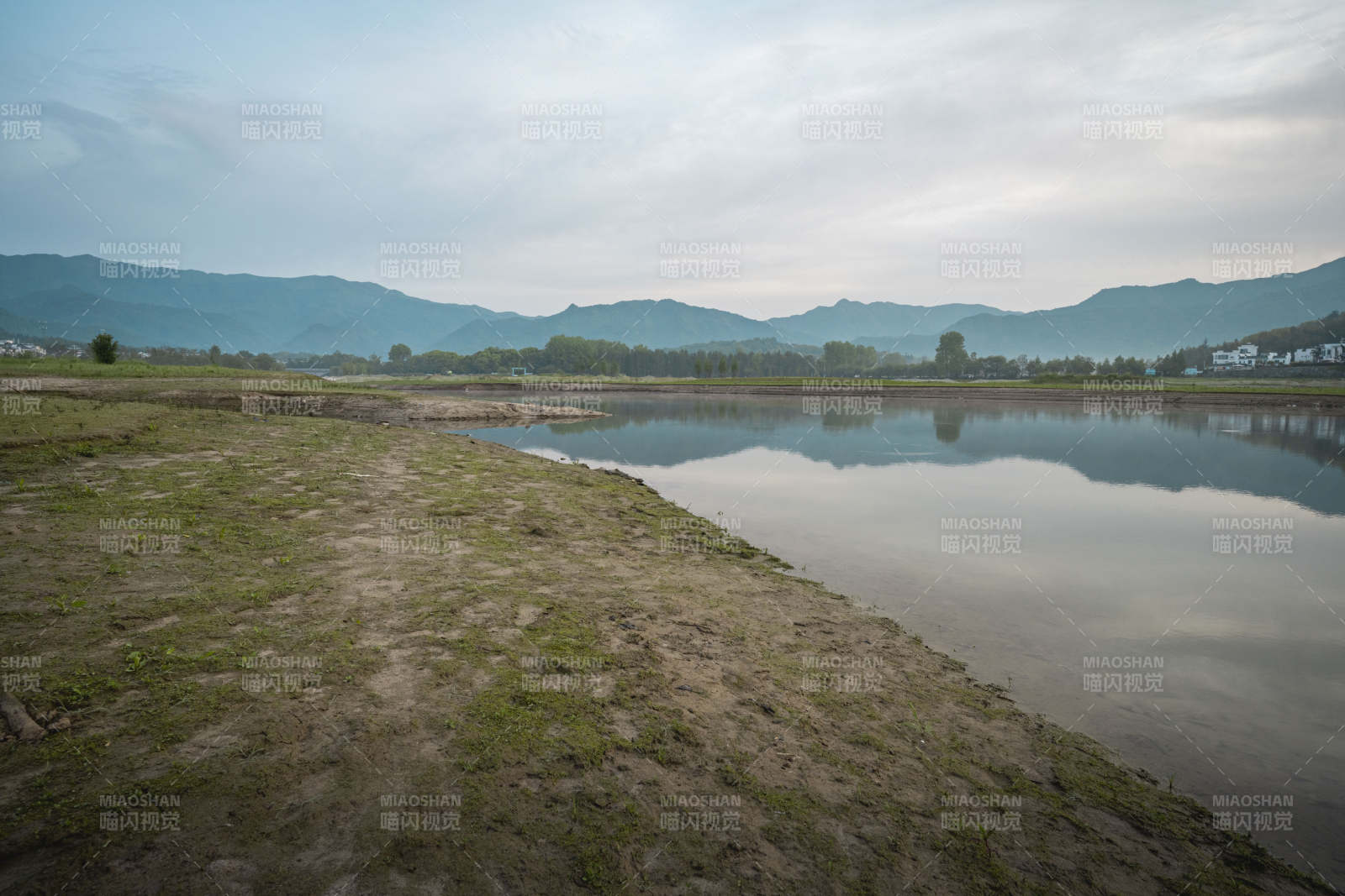 湖岸静景 远山如黛图片